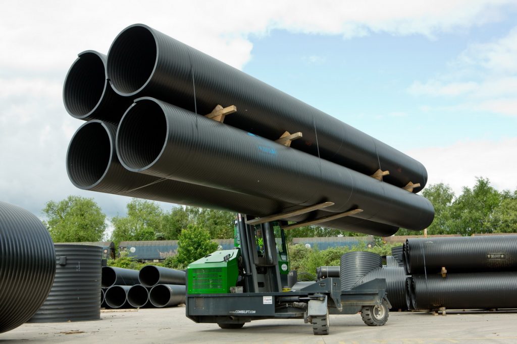 Sideloader Lifting Large Industrial Tubes